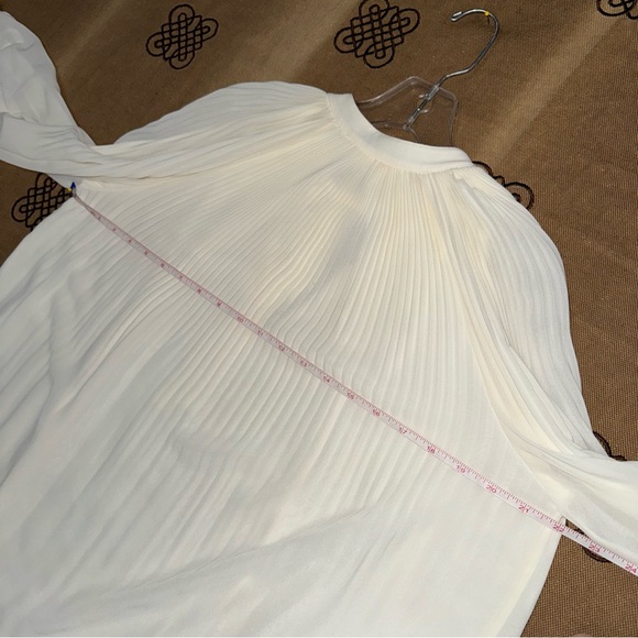 Tory Burch Meryl Ivory Pleated Chiffon Blouse Size 4
Excellente Condition - Picture 13 of 14